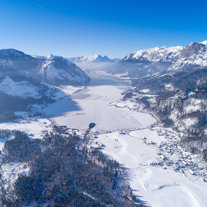 冰湖grunlsee, Arial冬季全景，奥地利